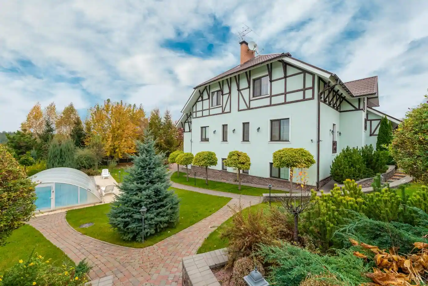 Piscine en hivernage avec couverture tendue en fin de saison