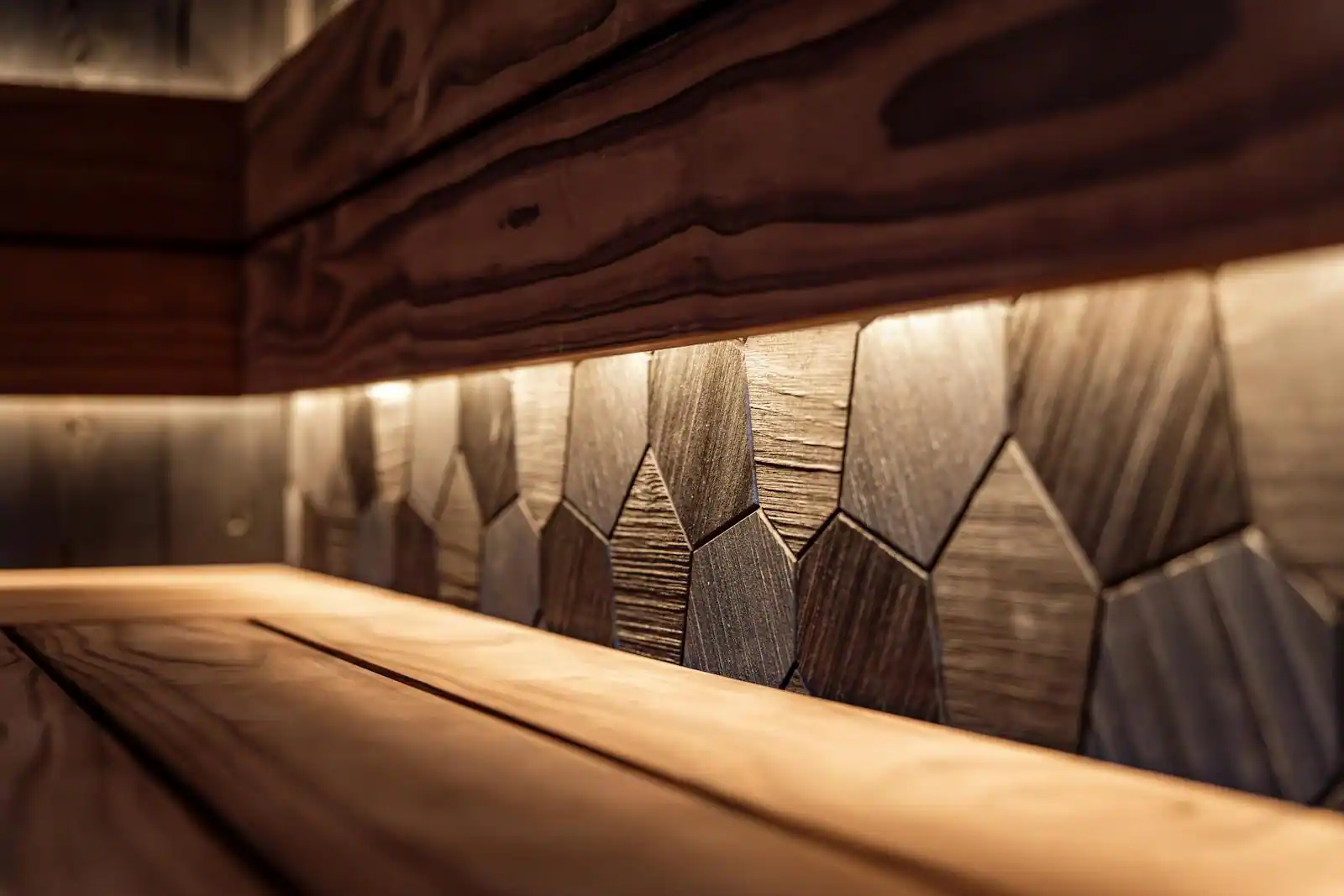 Cabine de sauna en bois clair vue de l'intérieur avec banc et poêle traditionnel