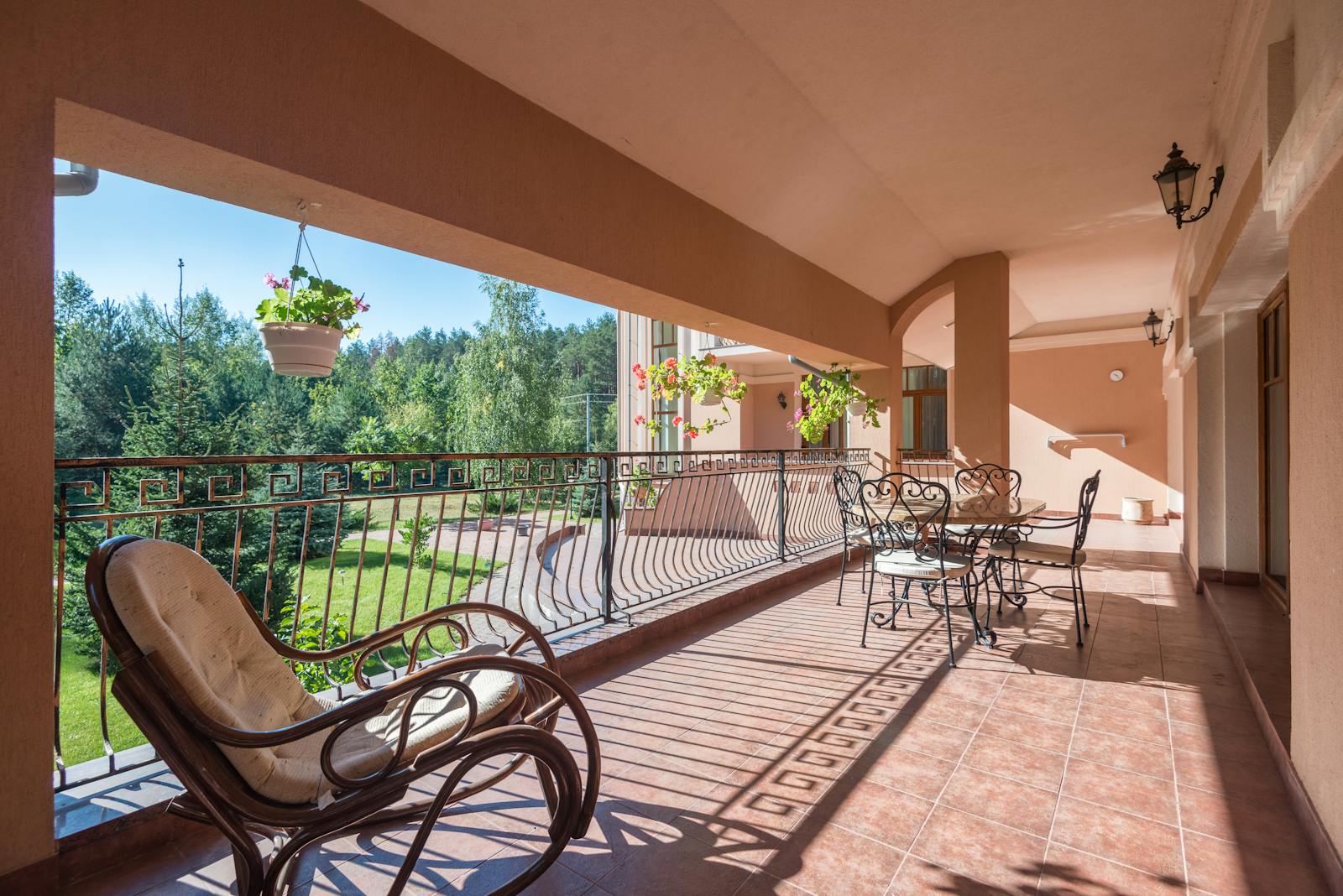 Terrasse extérieure aménagée avec mobilier et végétation