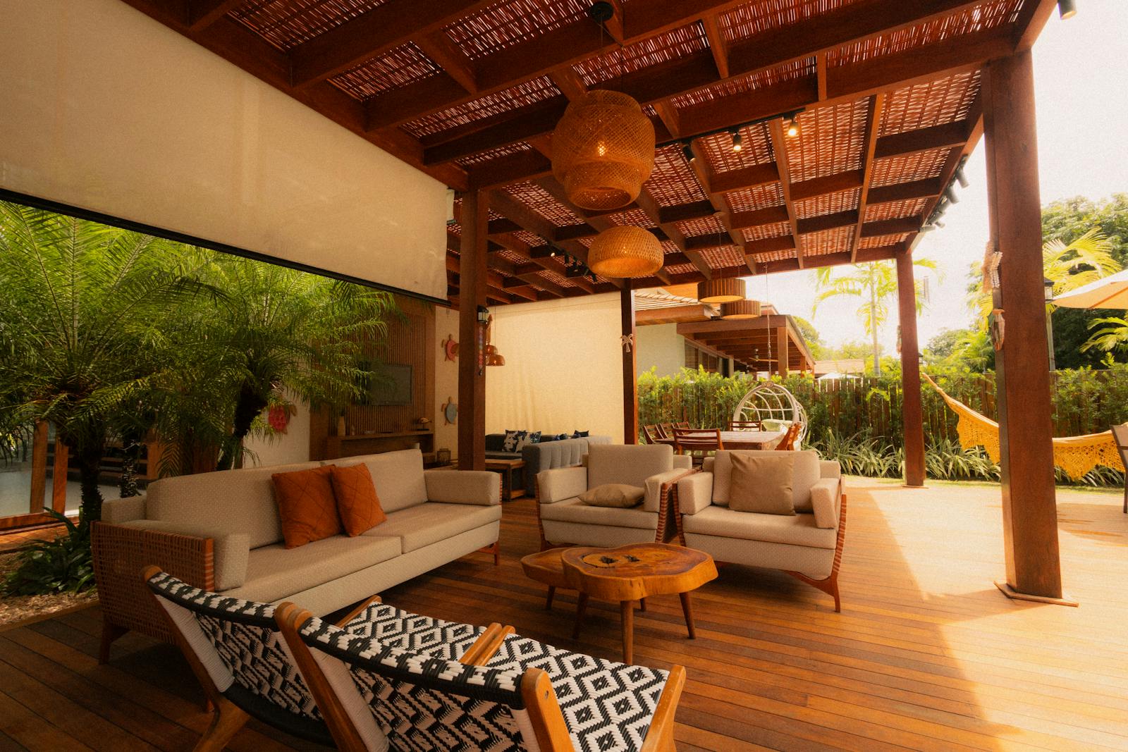 Coin détente aménagé dans un jardin avec mobilier d'extérieur et végétation