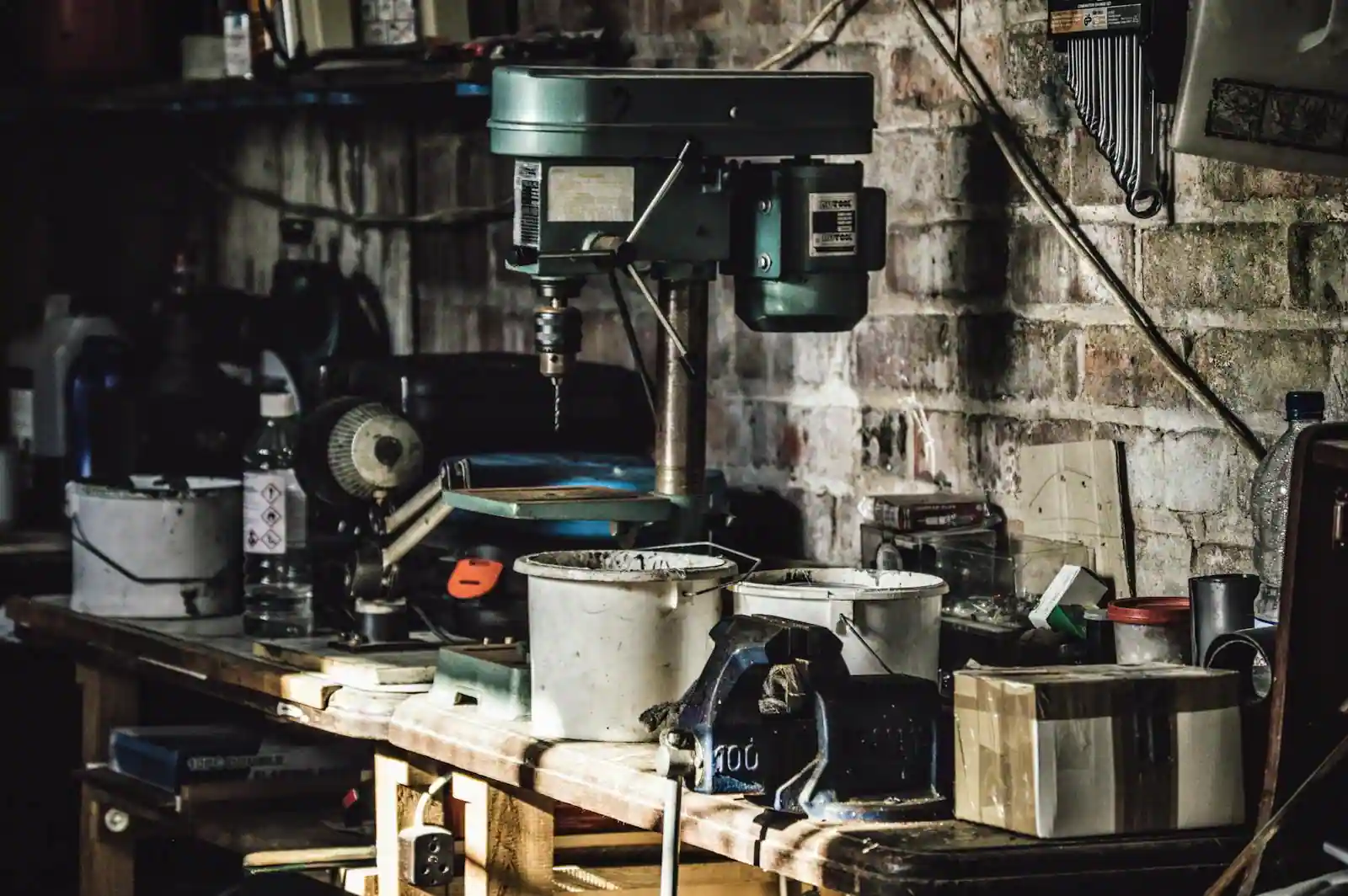 Établi de bricolage avec perceuse sans fil et outils à main rangés