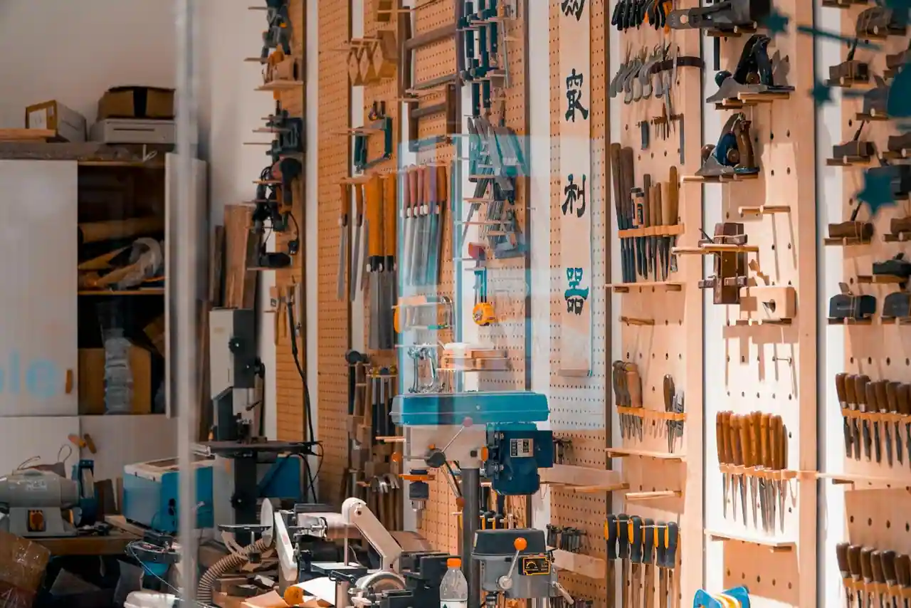 Atelier de bricolage organisé avec perceuse-visseuse, outils muraux et établi en bois