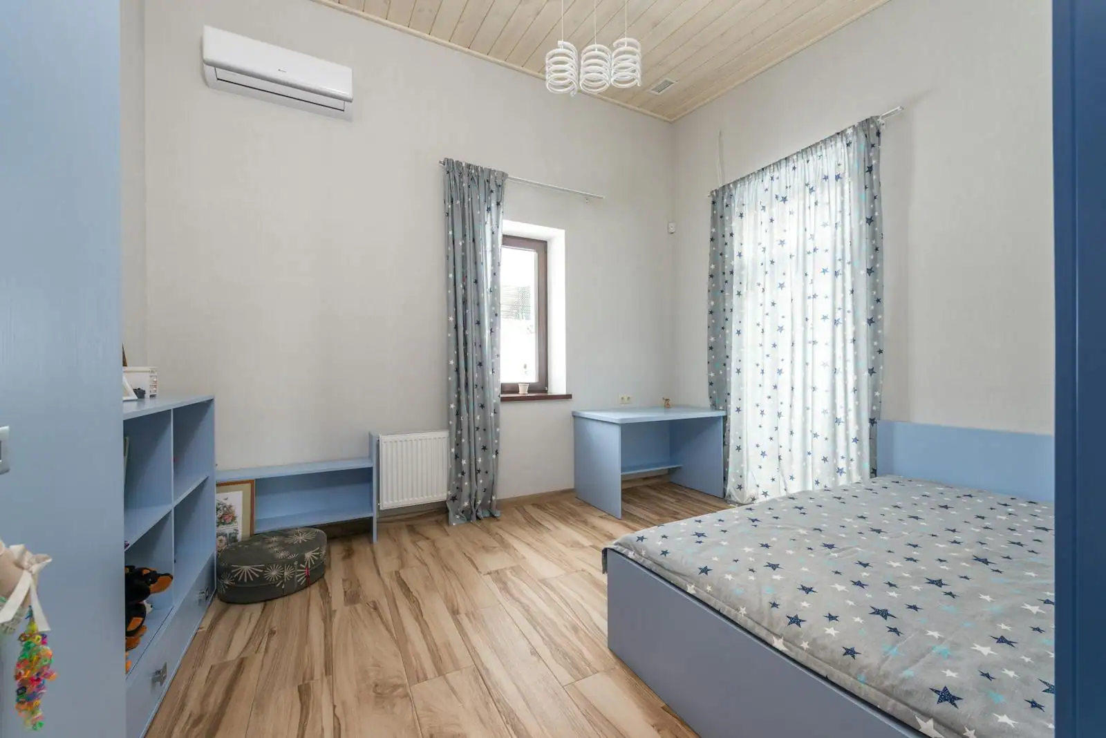 Chambre d'adolescent lumineuse avec bureau en bois et décoration moderne
