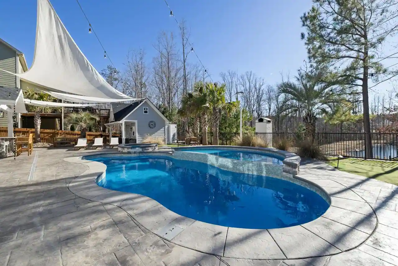 Piscine hors-sol vide en cours de remplacement de liner