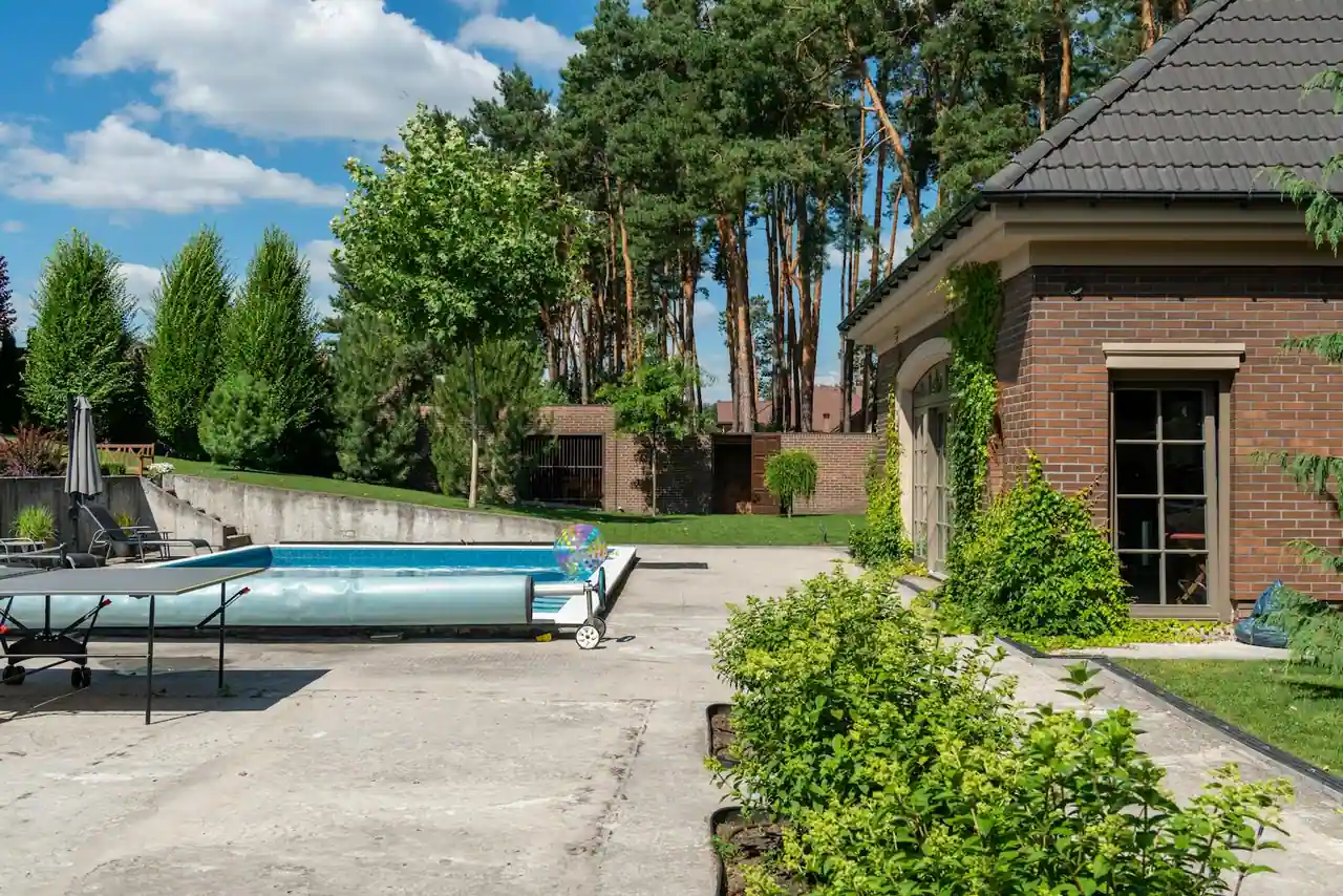 Piscine tubulaire installée dans un jardin avec armature métallique et liner bleu