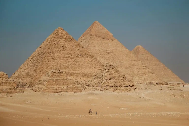 Construction des pyramides : ce qu&rsquo;on sait, ce qu&rsquo;on suppose, ce qui reste à éclaircir