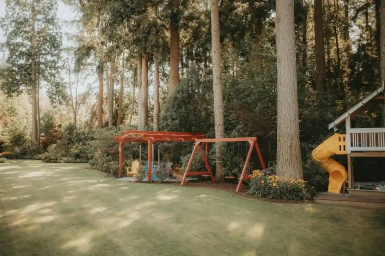 Construire une aire de jeu dans son jardin : implantation, équipements, sécurité et budget