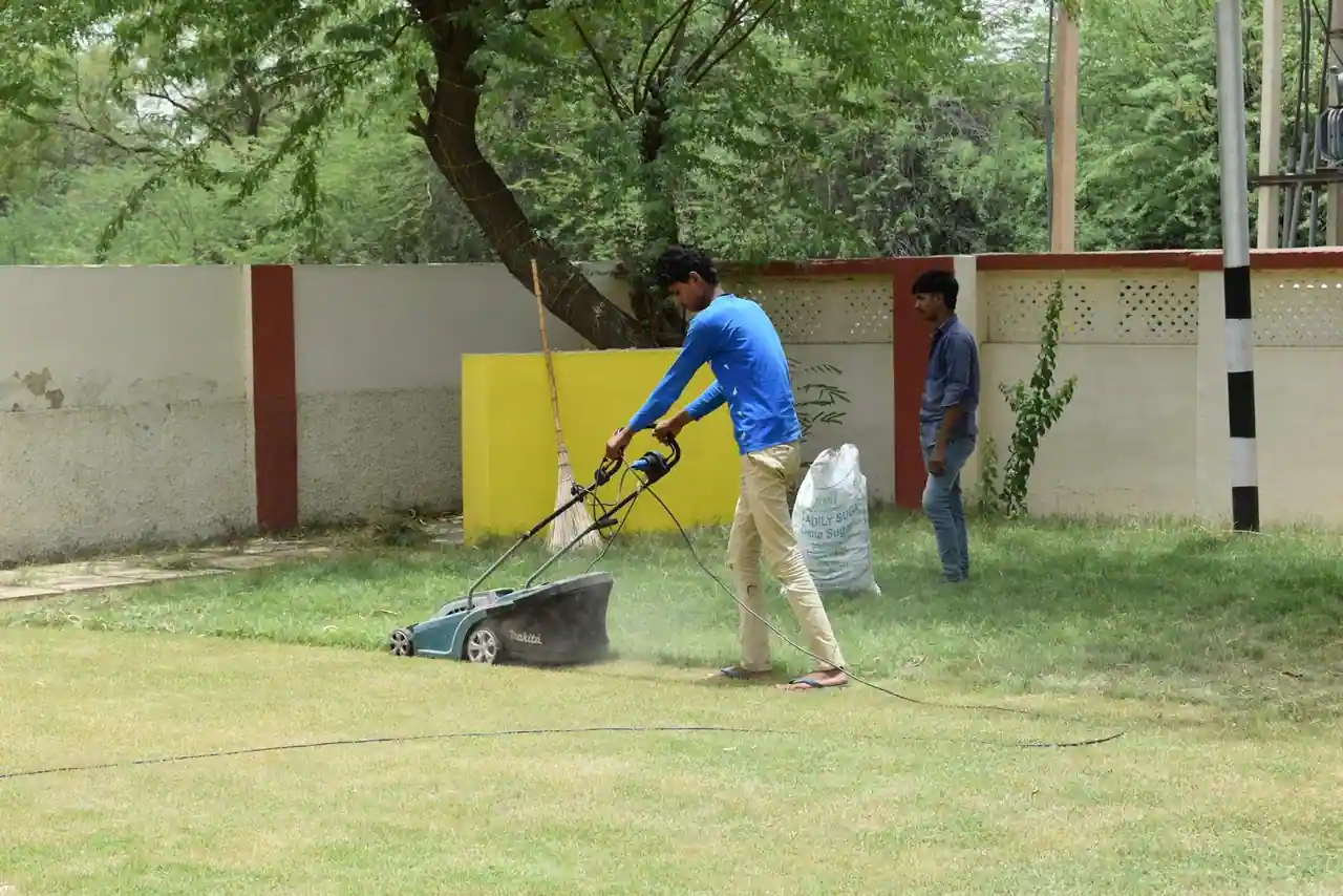 Tondeuse à gazon en cours d'entretien dans un atelier de jardin