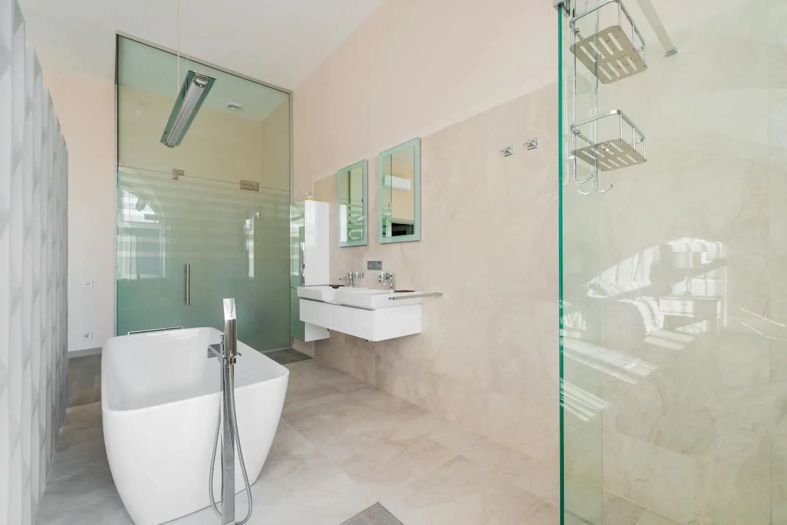 Salle de bain moderne avec douche italienne en carrelage grand format et paroi vitrée