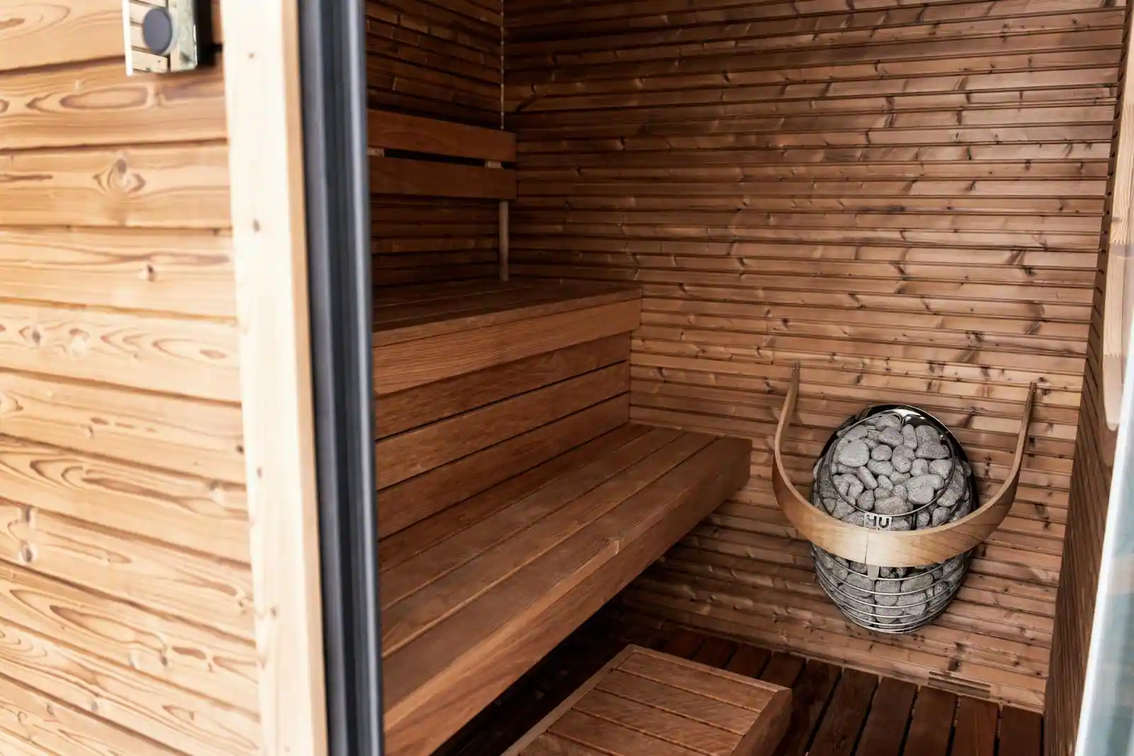 Sauna en bois extérieur installé dans un jardin résidentiel