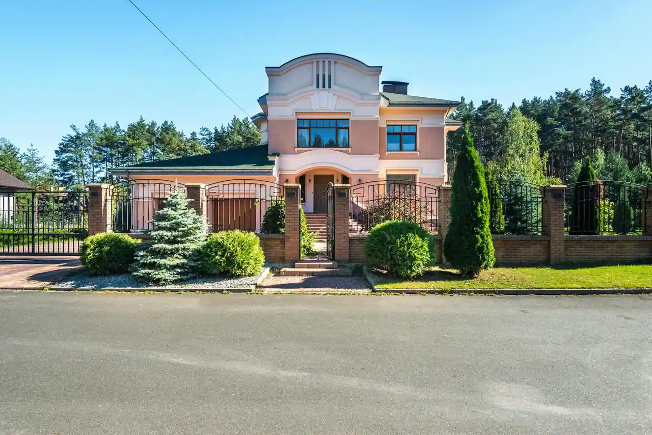 Maison individuelle avec jardin à louer dans un quartier résidentiel, vue extérieure de la façade