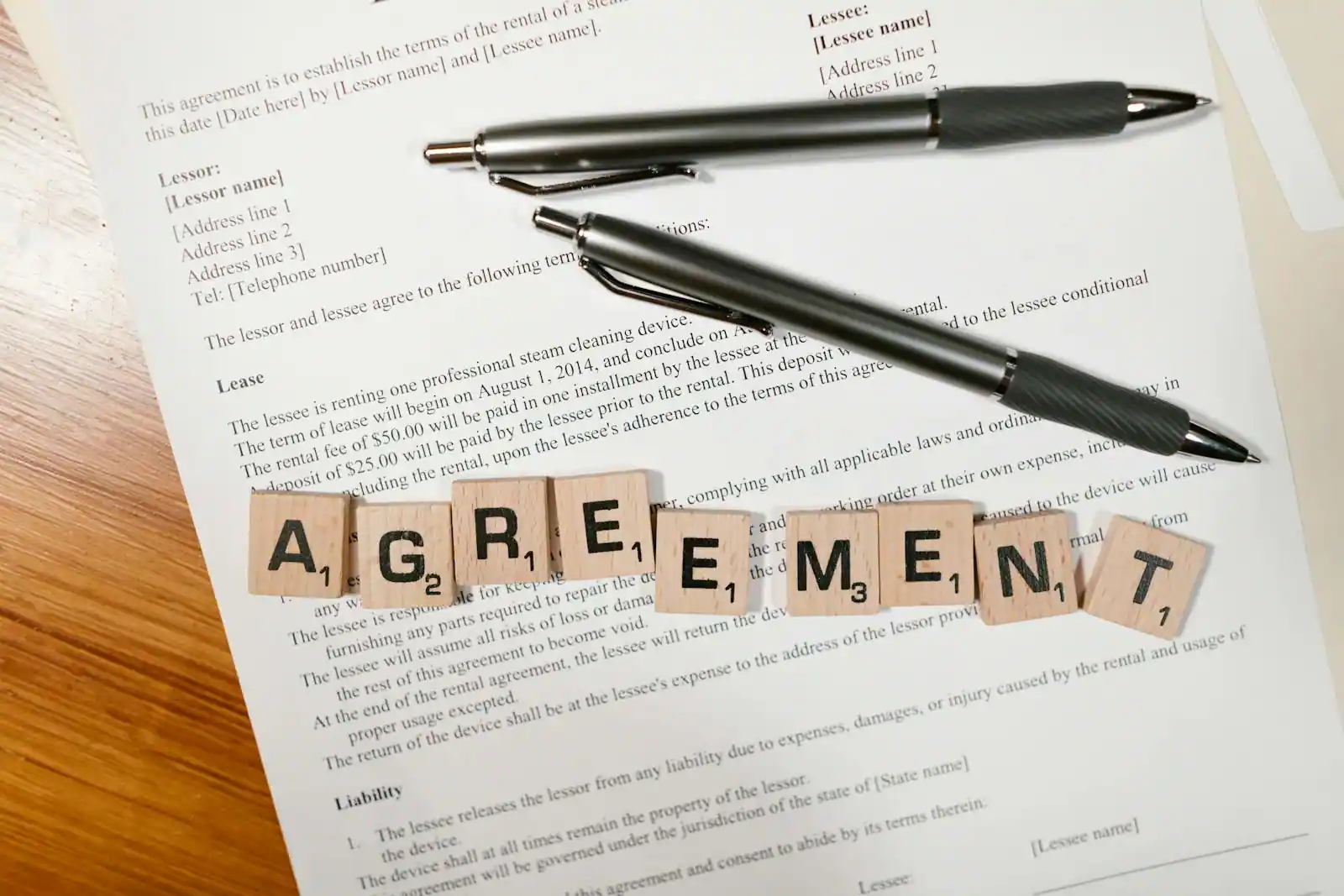 Signature d'un bail de location entre un propriétaire et un locataire avec remise des clés