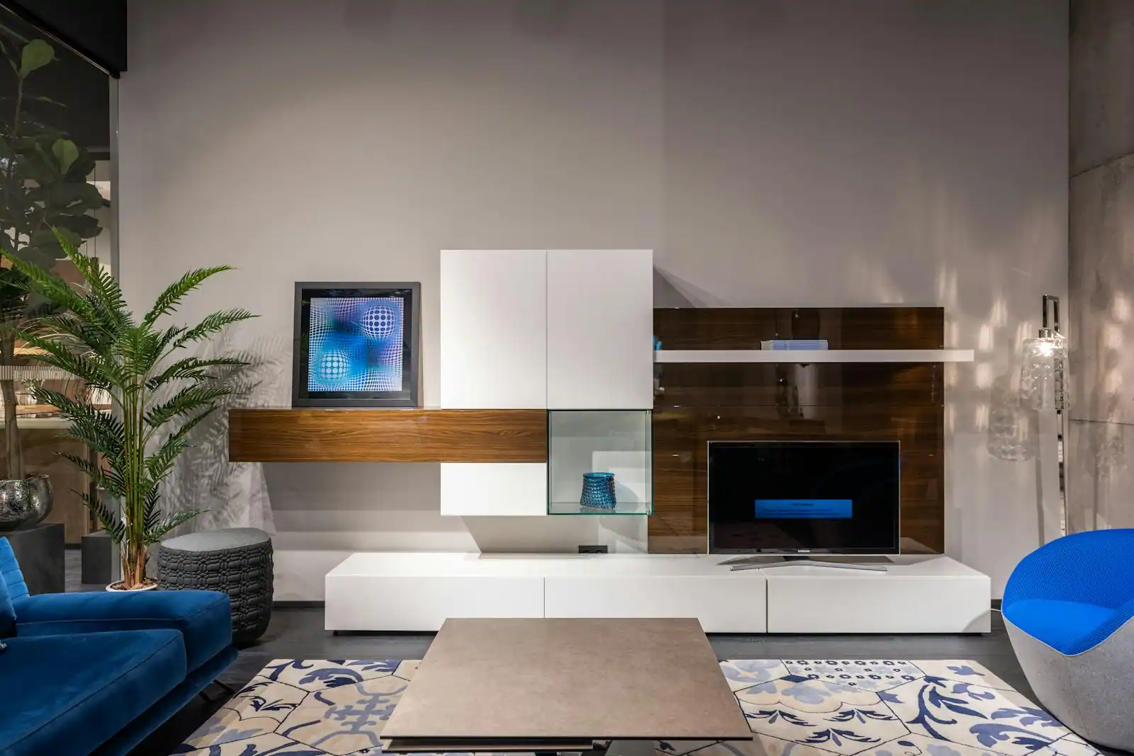 Salon lumineux meublé avec canapé moderne, meuble TV en bois et table basse, ambiance contemporaine