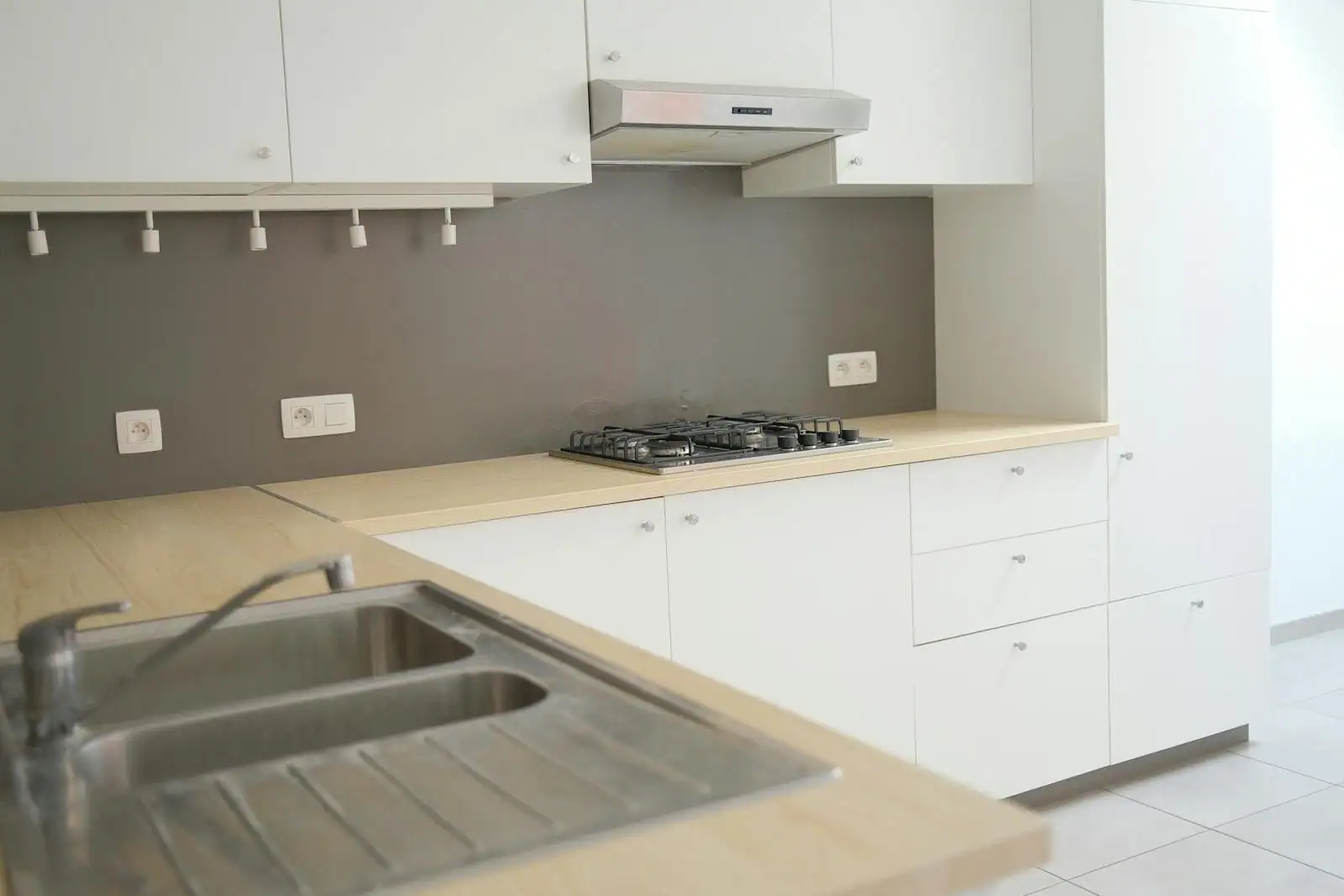 Cuisine moderne aménagée avec des meubles modulaires blancs et bois