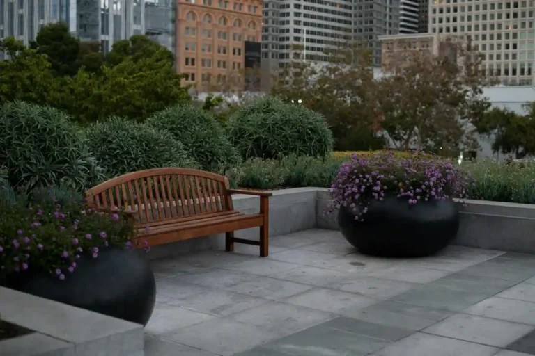 Mobilier urbain : de la ville à votre jardin, guide complet