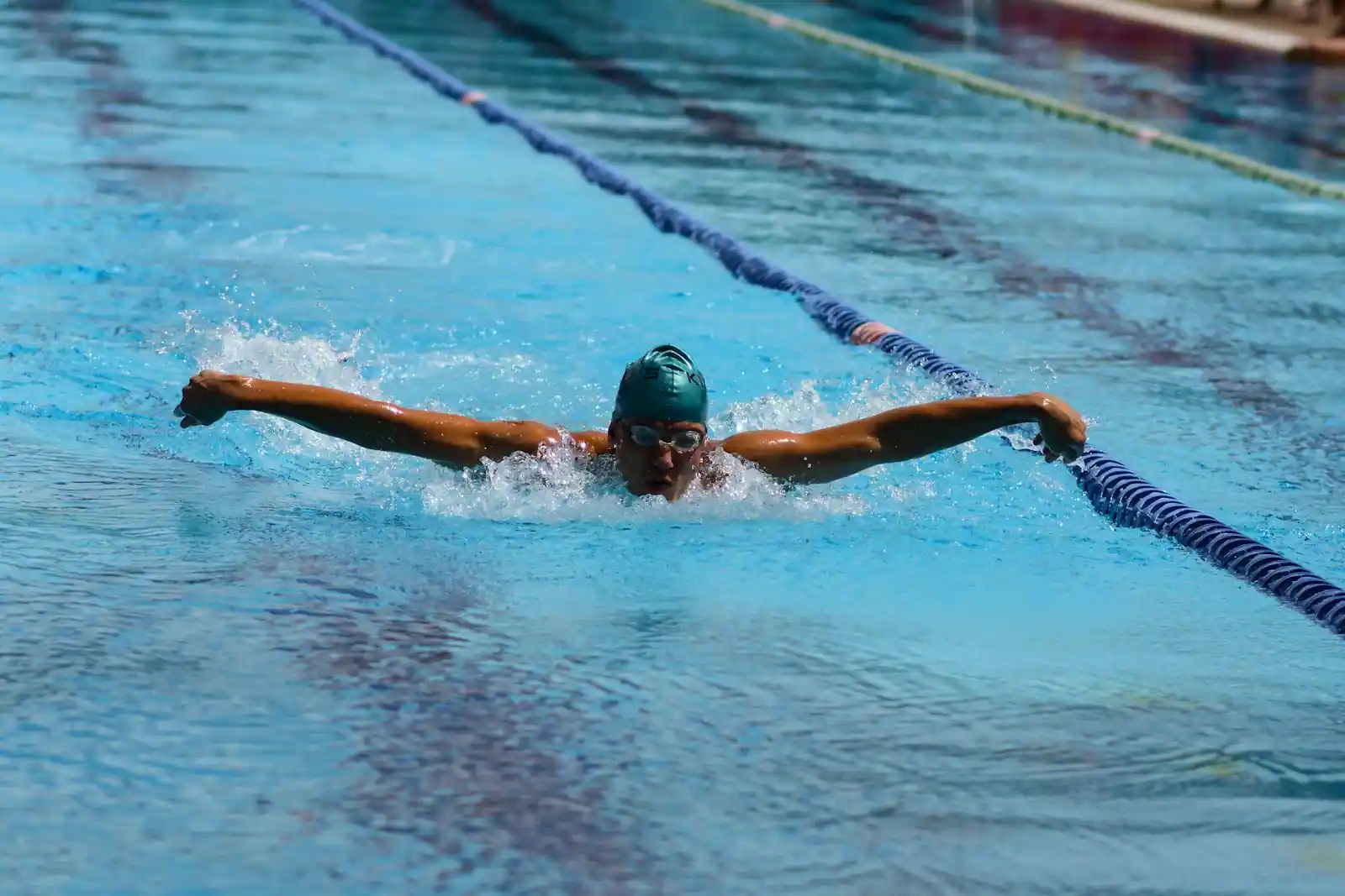 Nageur en train d'utiliser une nage à contre-courant dans une piscine résidentielle