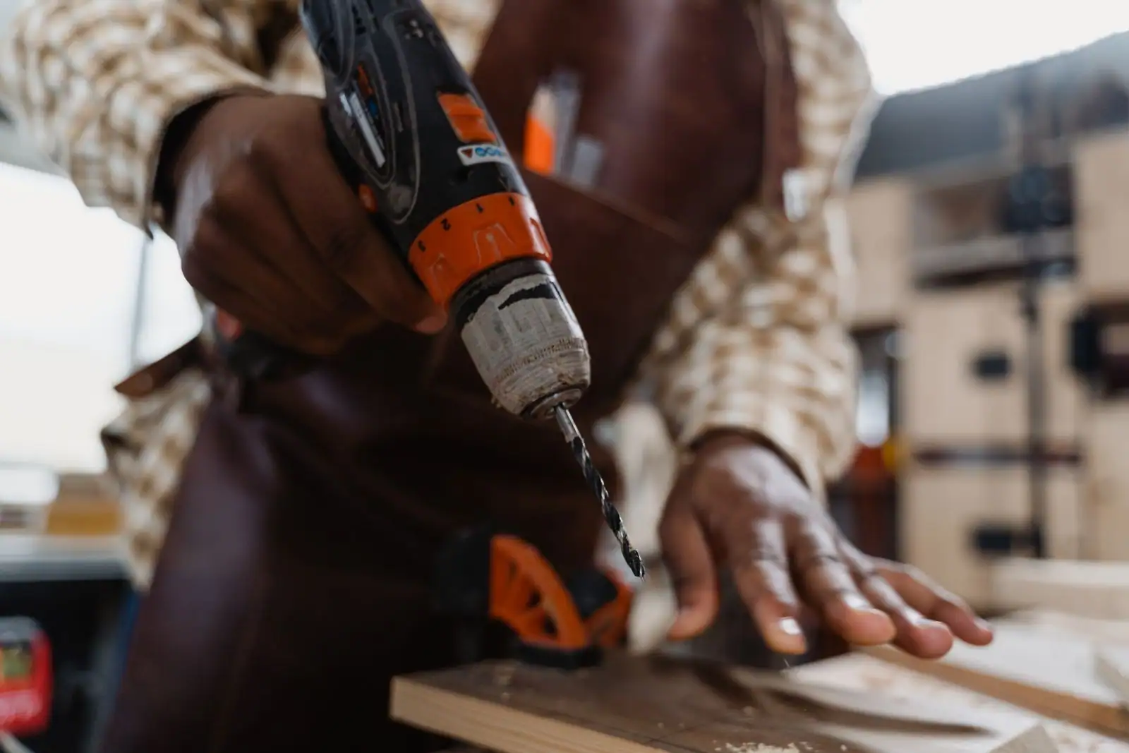 Outils électroportatifs professionnels alignés sur un établi d'atelier de menuiserie