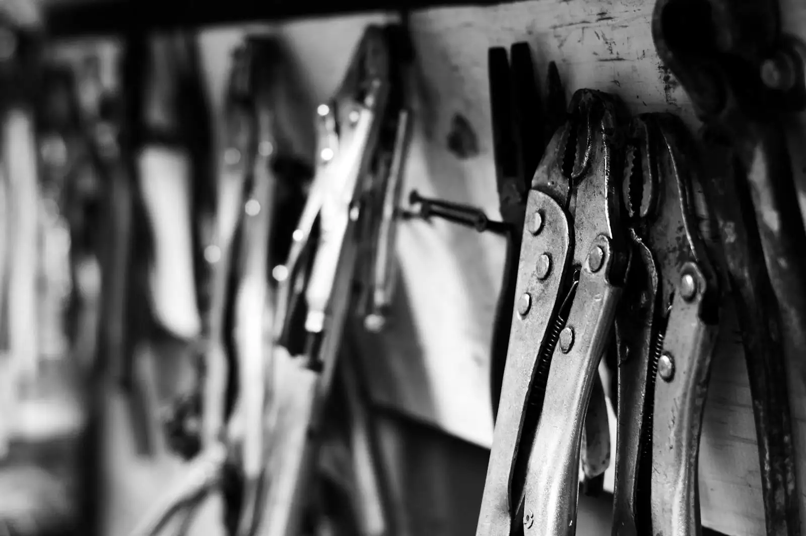 Établi d'atelier avec outils à main professionnels soigneusement rangés