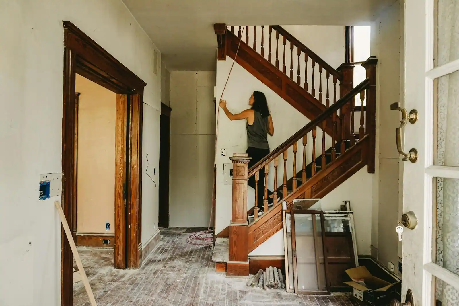 Escalier en bois en cours de rénovation avec marches poncées et vitrification en cours