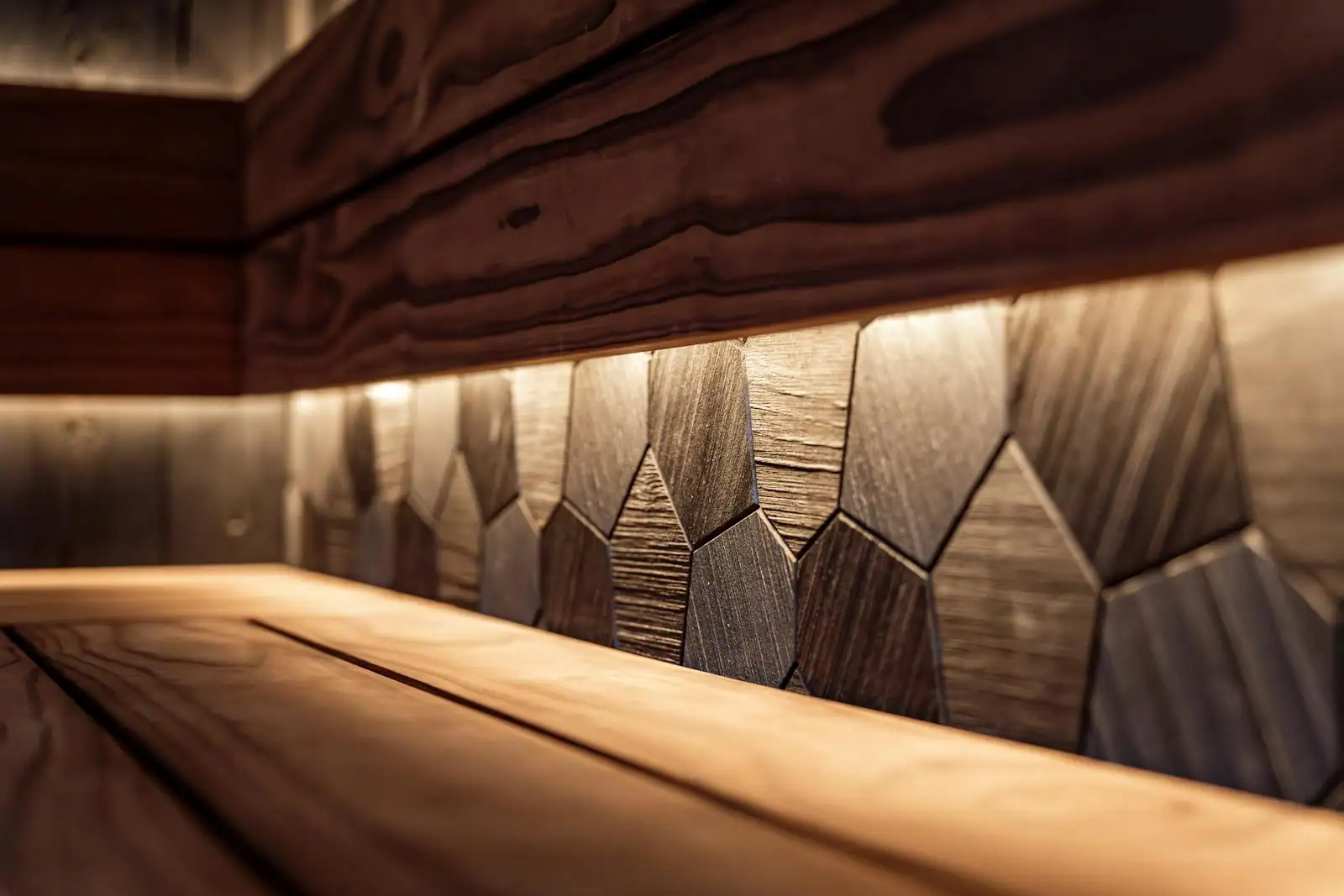 Cabine de sauna en bois clair vue de l'intérieur, banc et poêle traditionnel