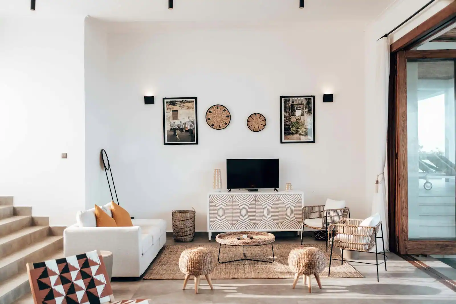 Intérieur chaleureux avec matériaux naturels, bois et teintes terreuses