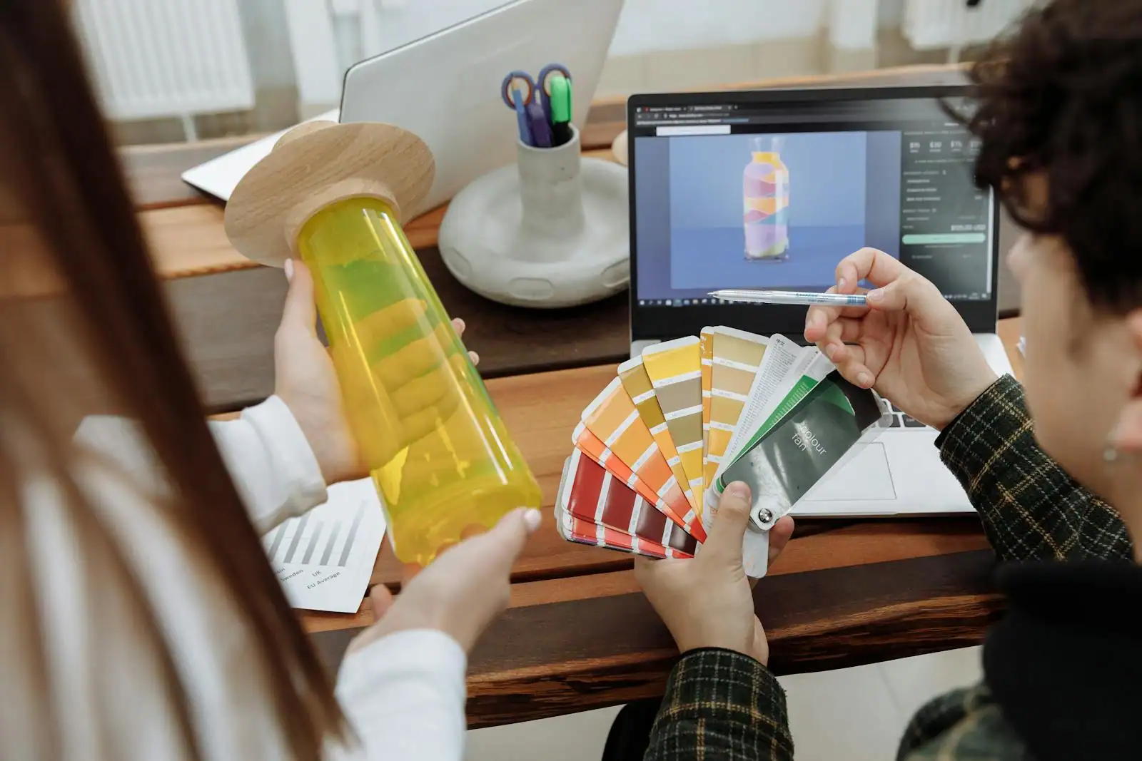 Espace de travail créatif avec palettes de couleurs et maquettes graphiques