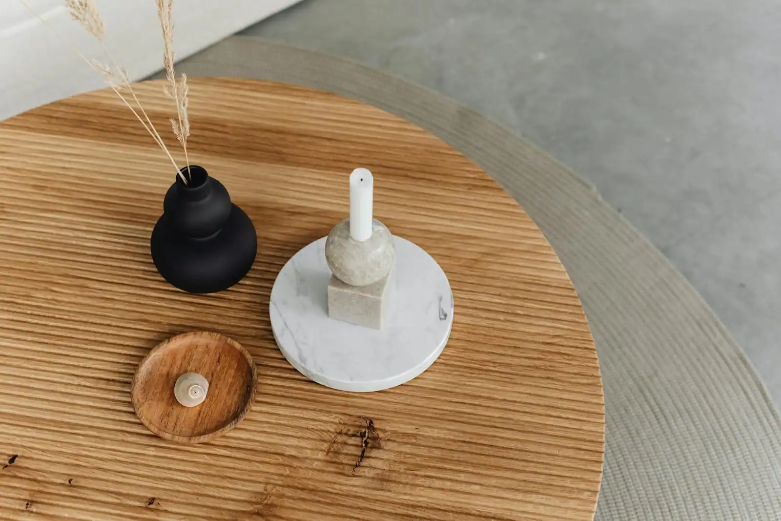 Salon contemporain avec mobilier en bois naturel et palette terreuse