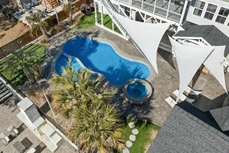 Voile d&rsquo;ombrage piscine : choix du tissu, fixations et installation durable