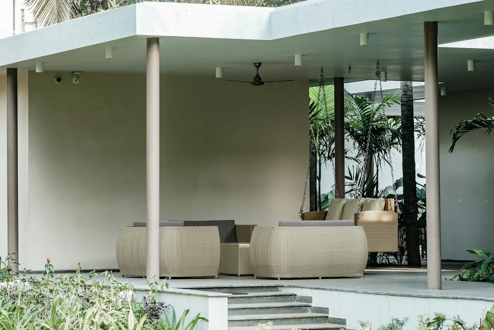 Terrasse moderne avec mobilier épuré et végétation graphique