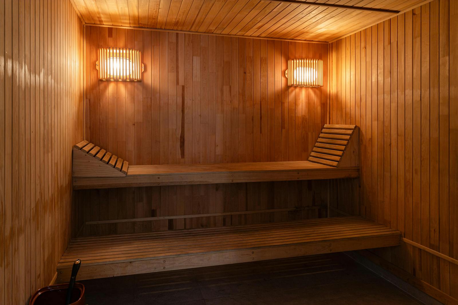 Intérieur de sauna en bois clair avec ambiance détente
