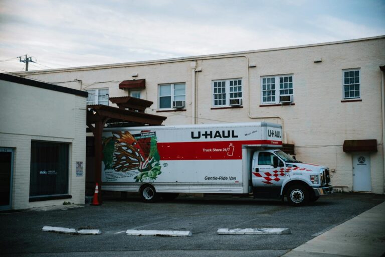 Louer un camion pour déménager : volume, coût réel, pièges à éviter