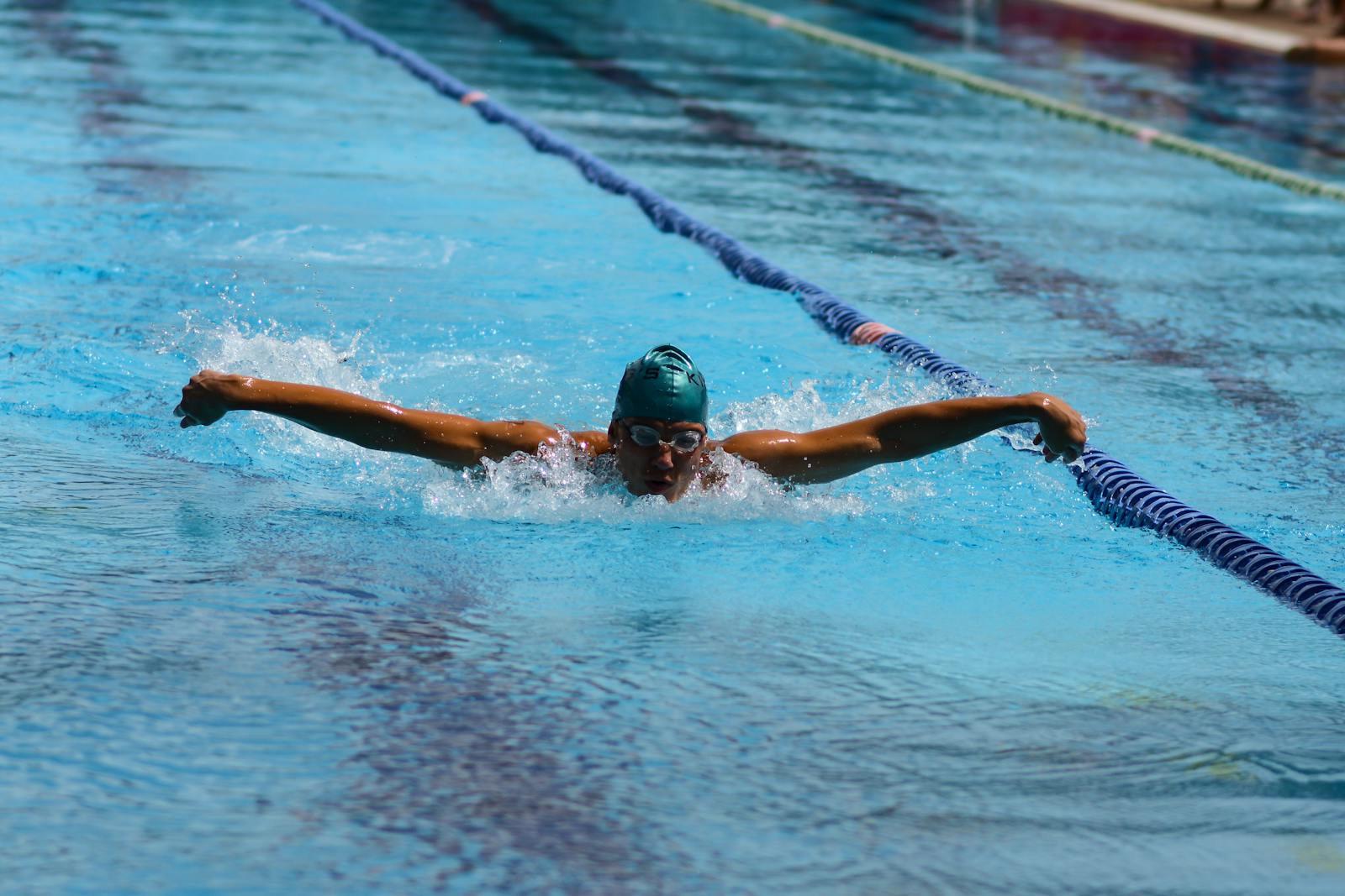 Nageur en train d'utiliser une nage à contre-courant dans une piscine résidentielle