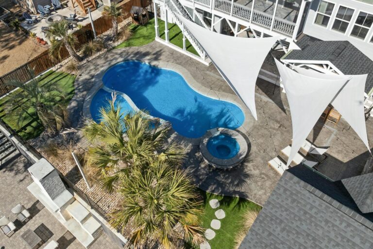 Voile d&rsquo;ombrage piscine : choix du tissu, fixations et installation durable