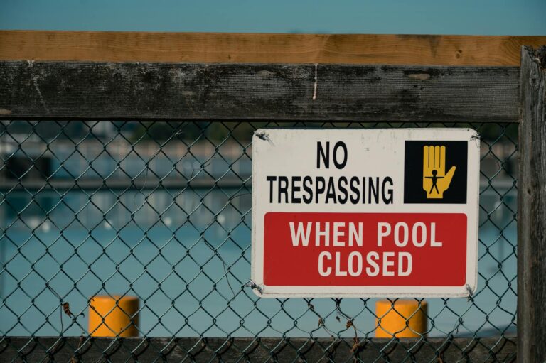 Volet roulant pour piscine Desjoyaux : ce qu&rsquo;il faut savoir avant l&rsquo;achat