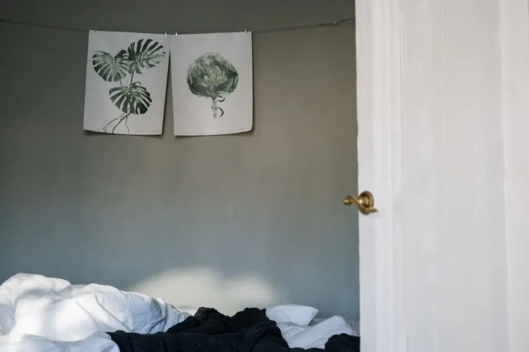 Chambre vert sauge : choisir la nuance et bien l&rsquo;associer