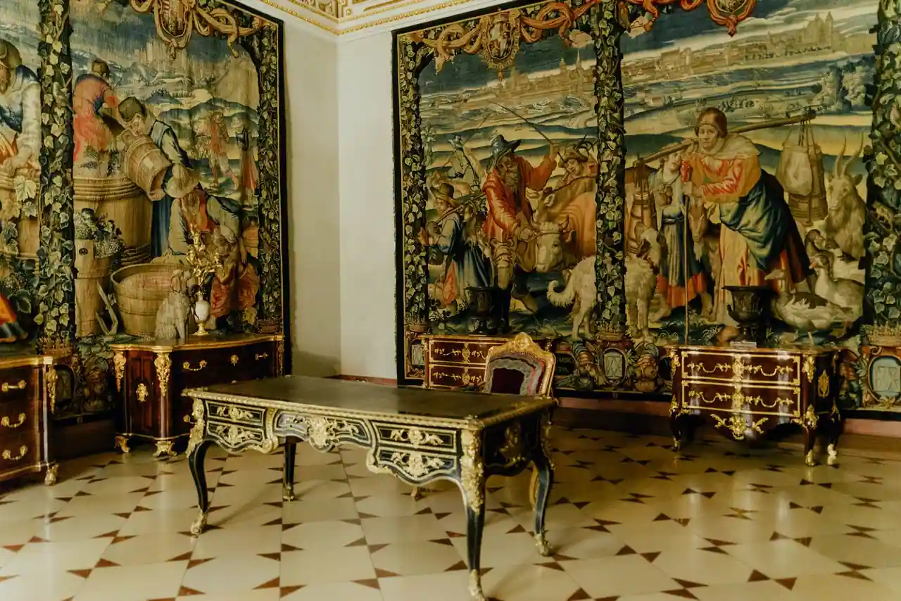 Intérieur de palais classique aux dorures et tapisseries, mobilier ancien dans une grande salle ornée