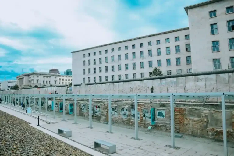 Construction du mur de Berlin : la date et l&rsquo;histoire d&rsquo;une nuit