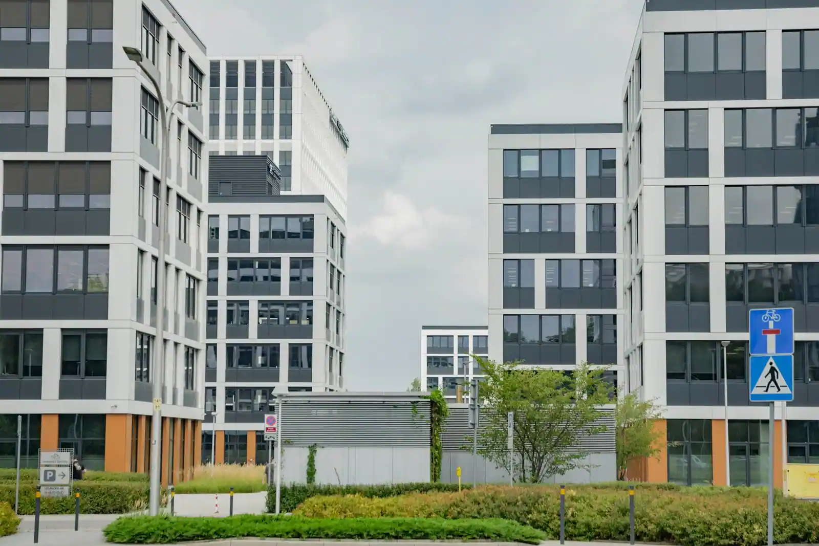 Quartier d’affaires et immeubles de bureaux d’un centre-ville, illustrant le tissu économique local.