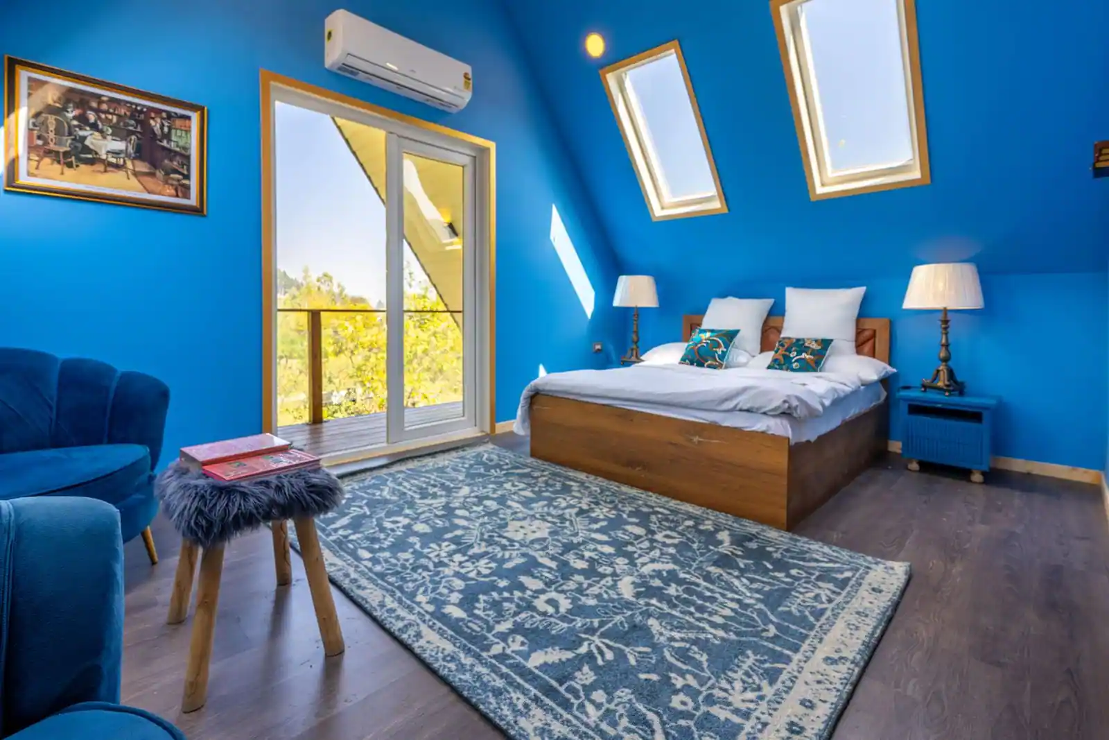 Une chambre mansardée aménagée sous les combles, plafond en pente et fenêtres de toit.