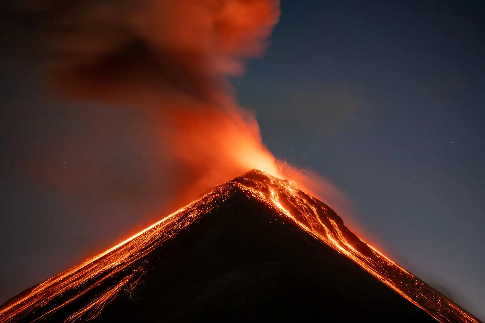 Volcan en activité projetant de la lave incandescente, image illustrative du volcanisme