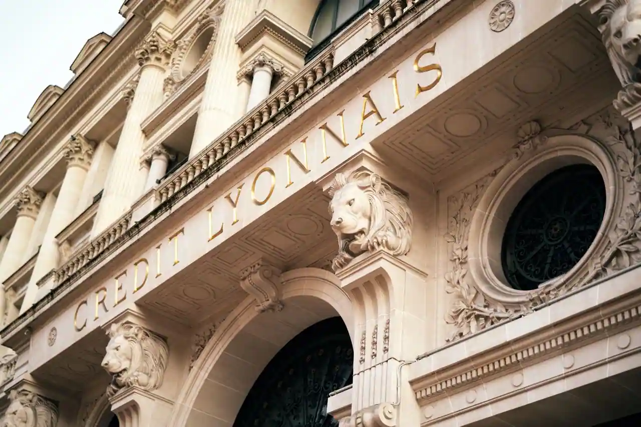 Bâtiment institutionnel avec colonnes, façade d'une juridiction française