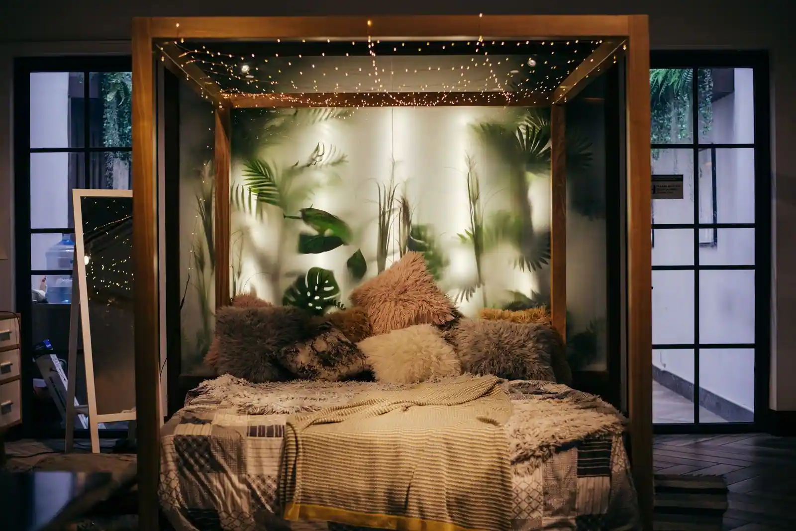 Chambre cosy décorée avec des plantes et une guirlande lumineuse, image d'illustration pour la déco.