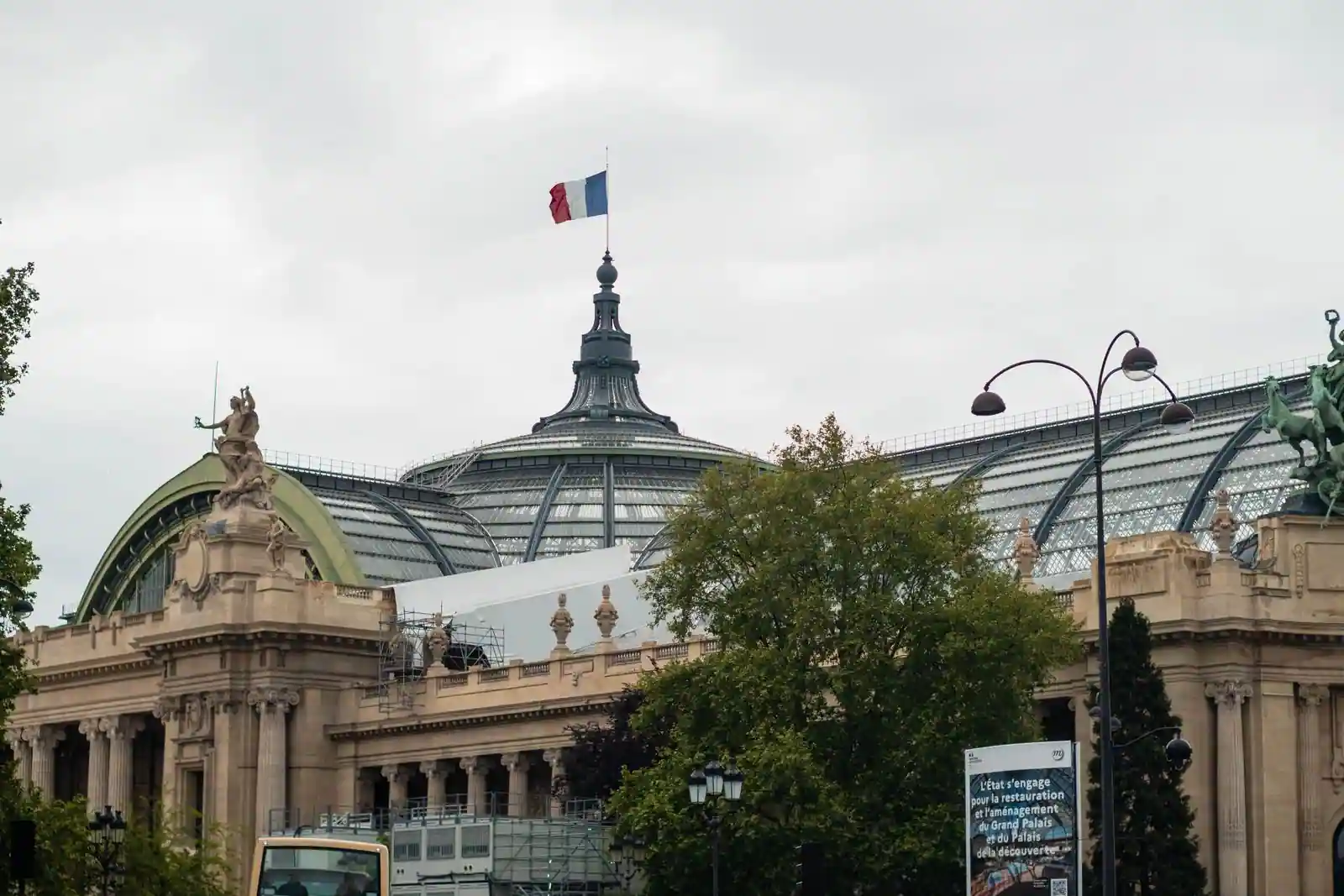 Le Grand Palais à Paris, sa façade de pierre surmontée de sa verrière et de son dôme de verre.