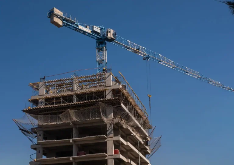 Construction d’un immeuble : les étapes, du terrain à la livraison