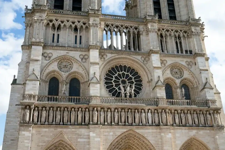 Construction de Notre-Dame de Paris : un chantier de bâtisseurs