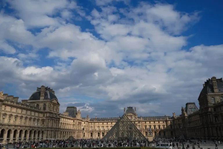 Construction de la pyramide du Louvre : histoire et légendes
