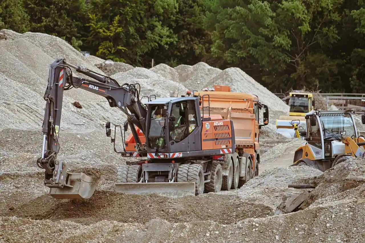 Engins de chantier au travail sur un site de terrassement, dont une pelleteuse à roues