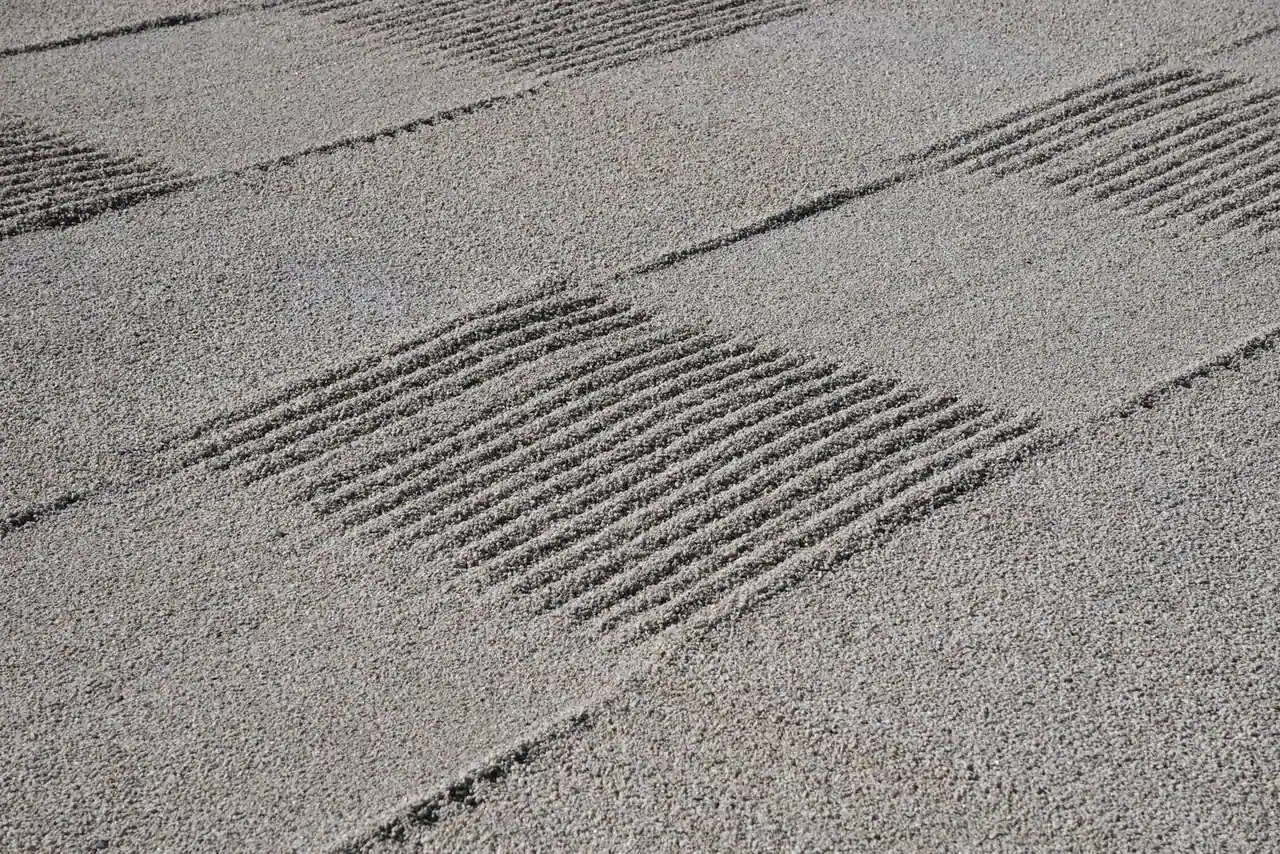 Gravier ratissé en motifs géométriques dans un jardin zen japonais