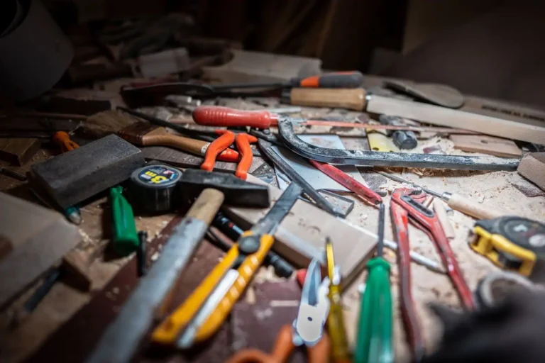 Liste d&rsquo;outillage : les outils indispensables à avoir chez soi
