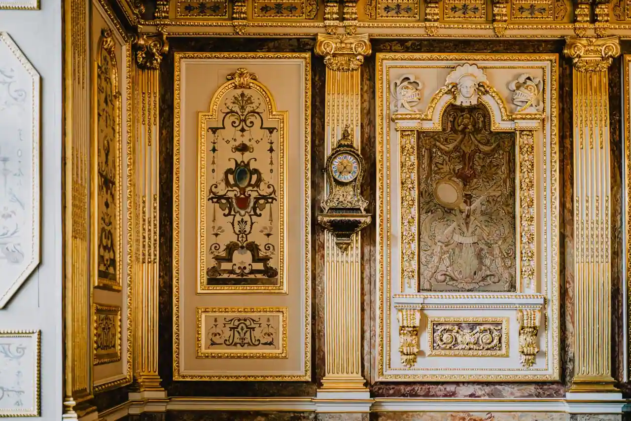 Boiseries dorées, marbres et cartel ancien dans un intérieur d apparat à la française.